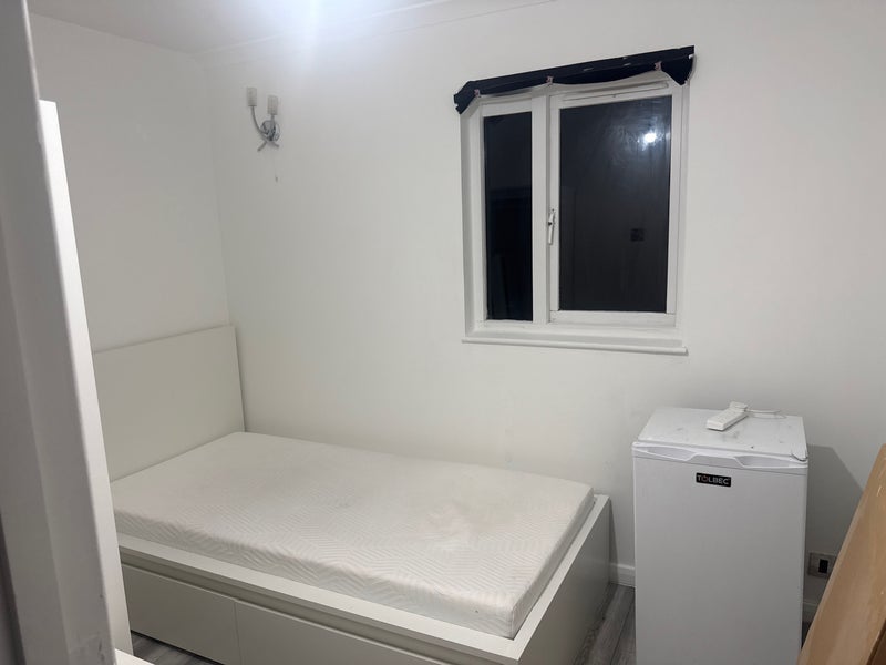 Room Medesenge Way in Greater London