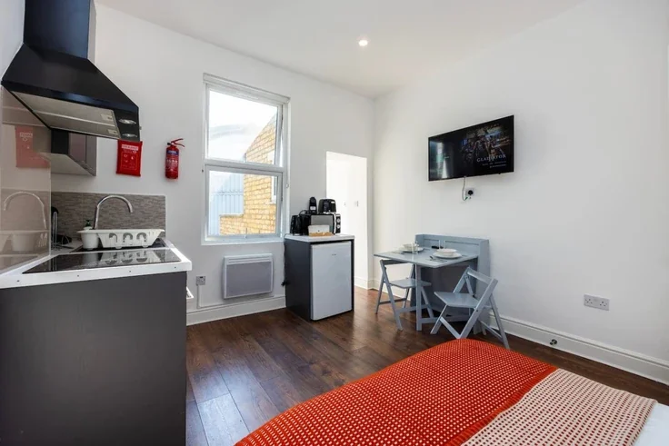 Flat Warwick Road in Greater London
