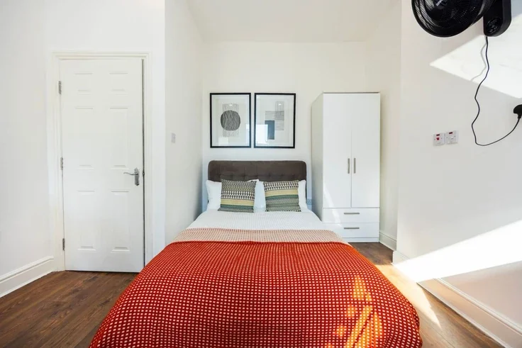 Flat Warwick Road in Greater London