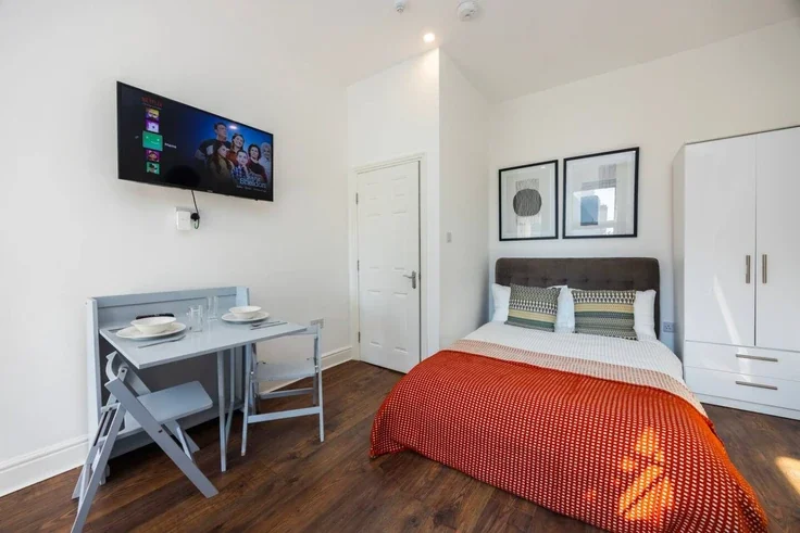 Flat Warwick Road in Greater London