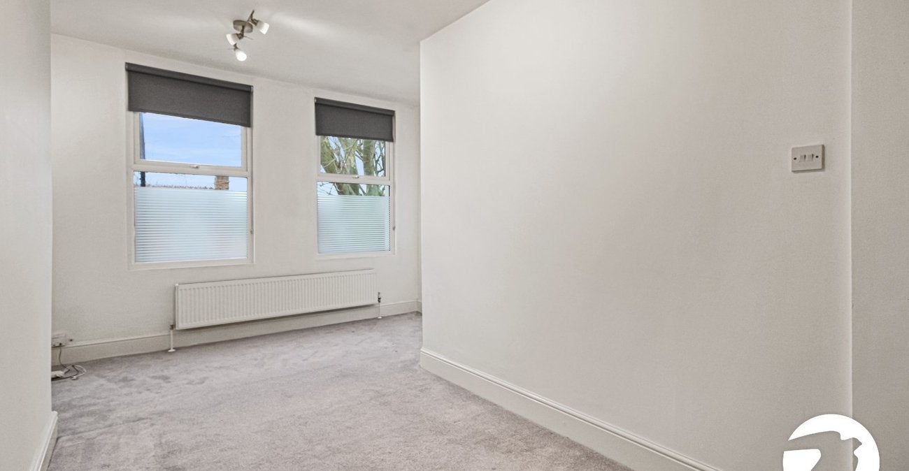 Flat Brownhill Road in Greater London