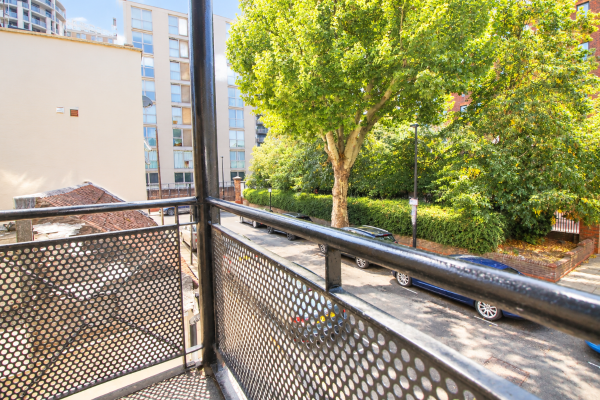 Flat Mellish Street in Greater London