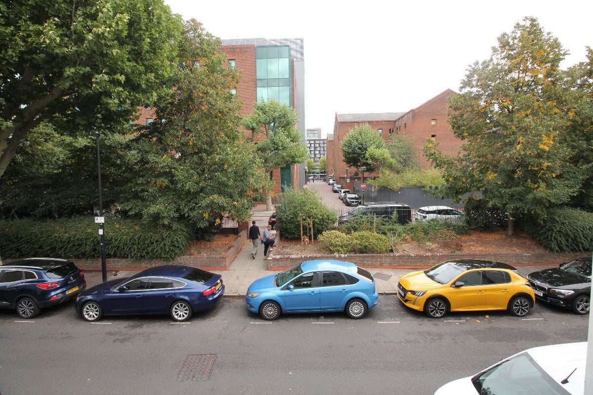 Flat Mellish Street in Greater London