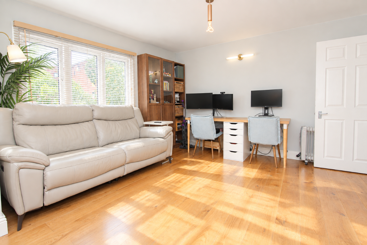 Flat Mellish Street in Greater London