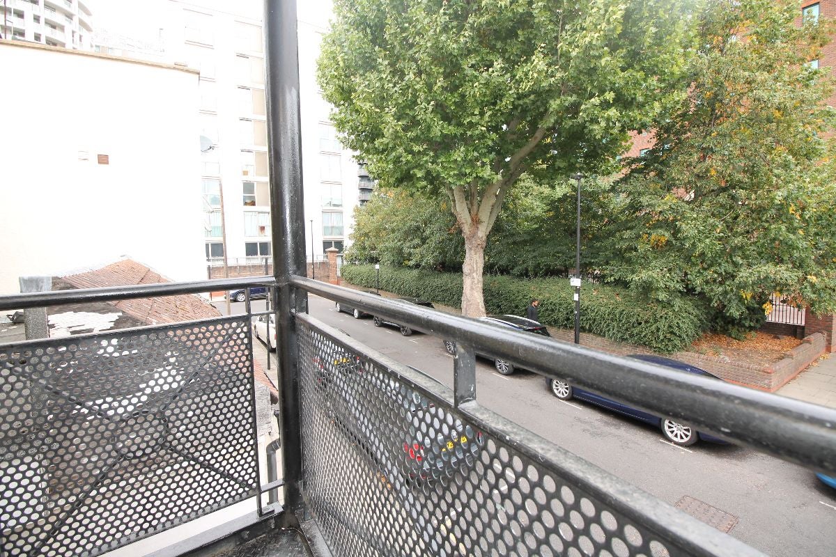 Flat Mellish Street in Greater London