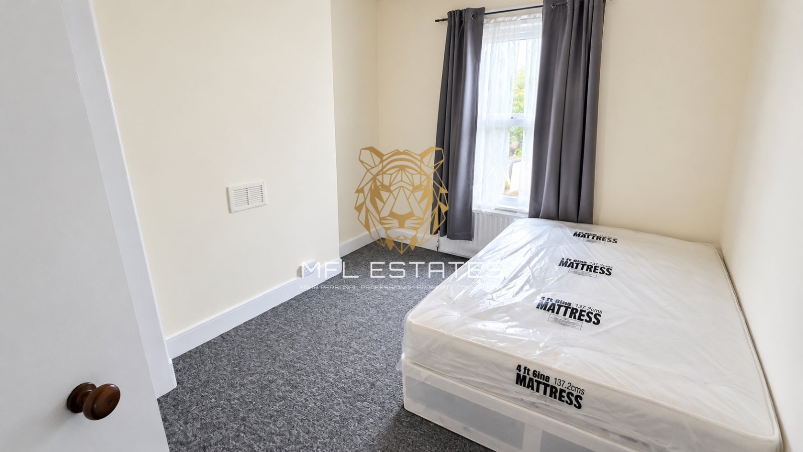 Flat Dagnall Park in Greater London