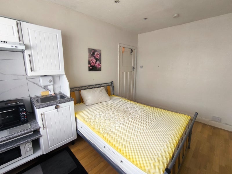 Room Rowantree Close in Greater London