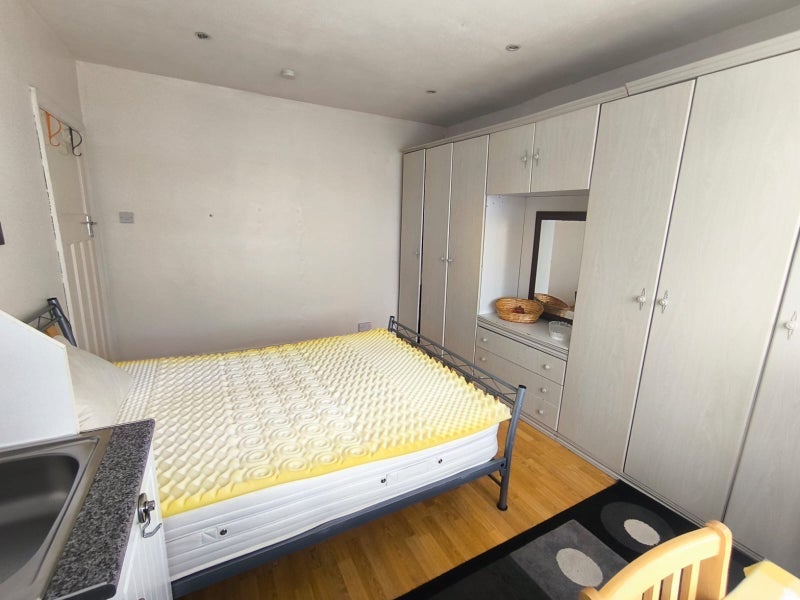 Room Rowantree Close in Greater London