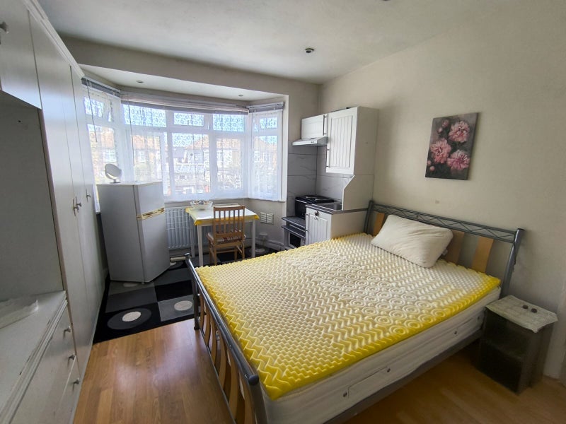 Room Rowantree Close in Greater London