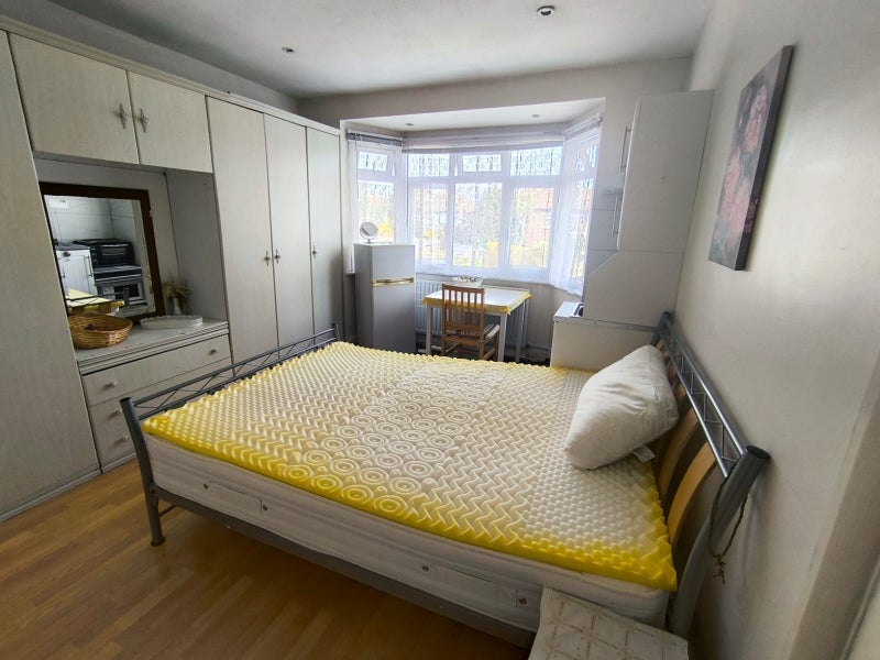 Room Rowantree Close in Greater London