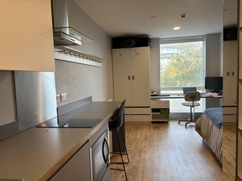 Room Glossop Road in Cardiff
