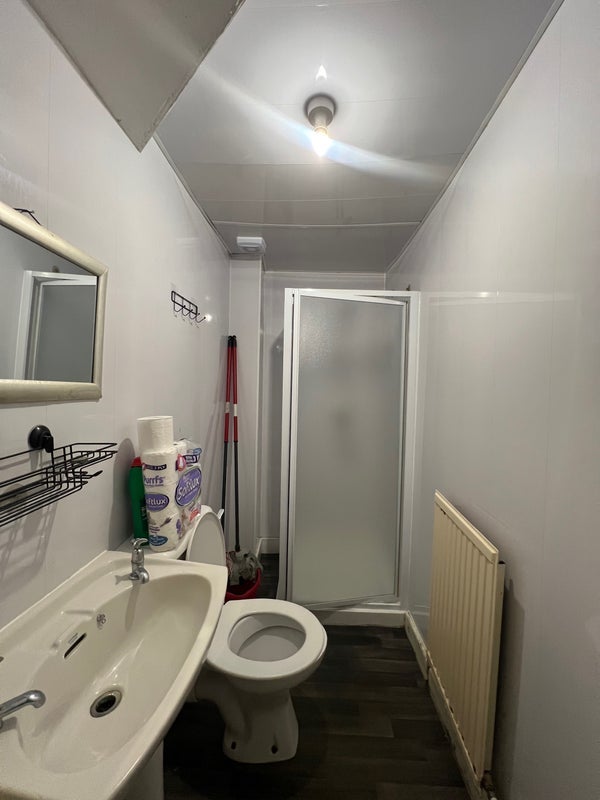Room Carlibar Road in Barrhead
