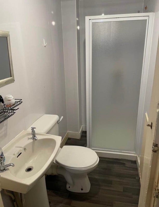 Room Carlibar Road in Barrhead