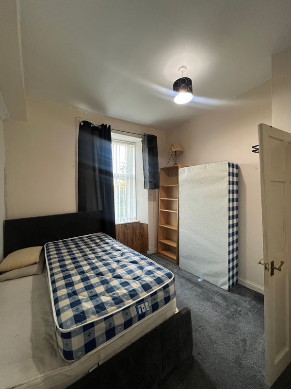 Room Carlibar Road in Barrhead