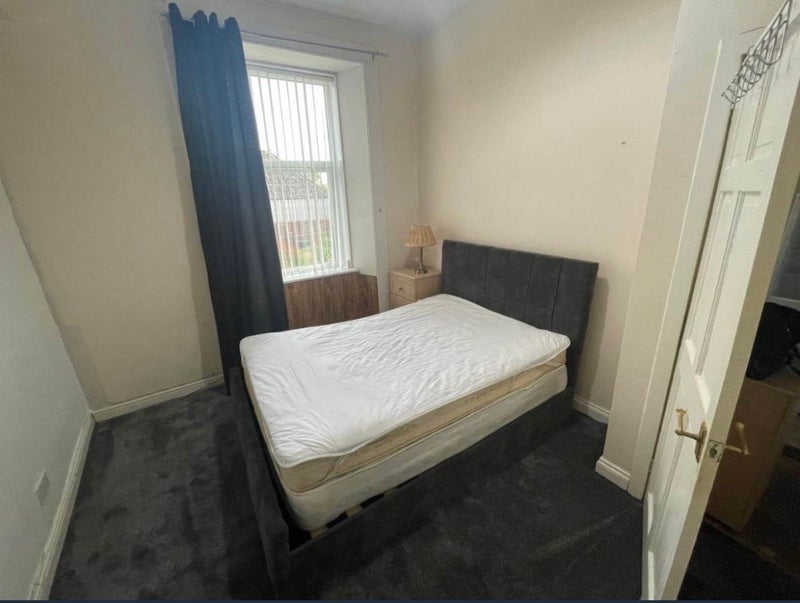 Room Carlibar Road in Barrhead
