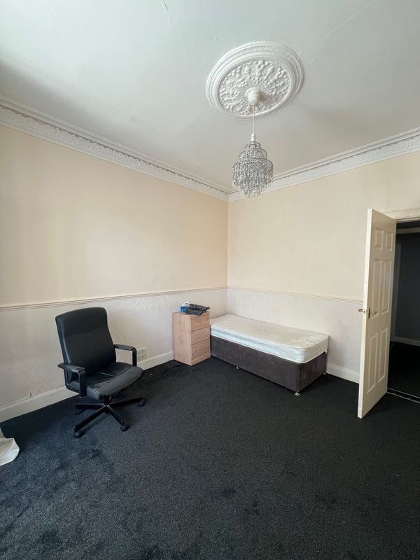 Room Carlibar Road in Barrhead