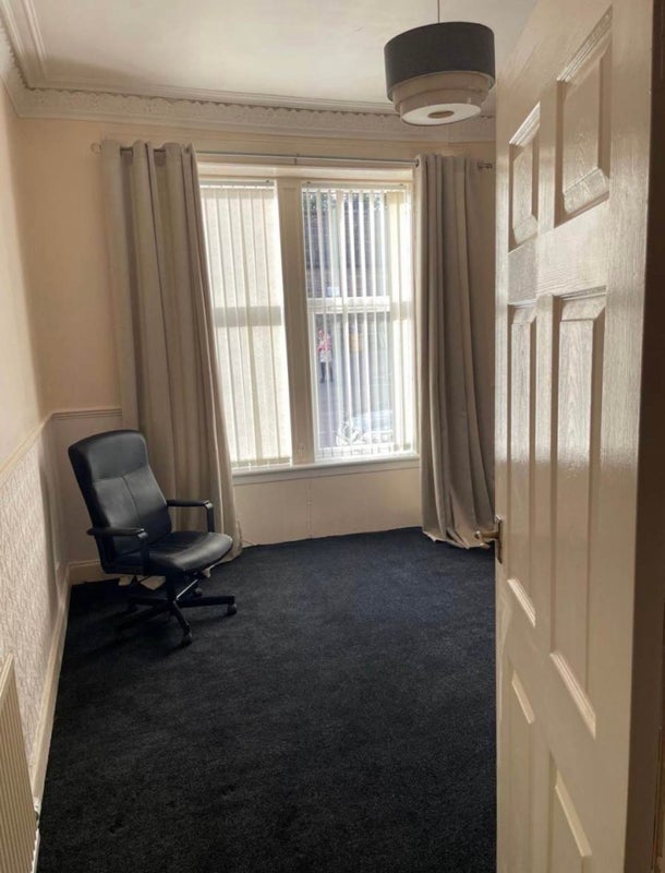 Room Carlibar Road in Barrhead