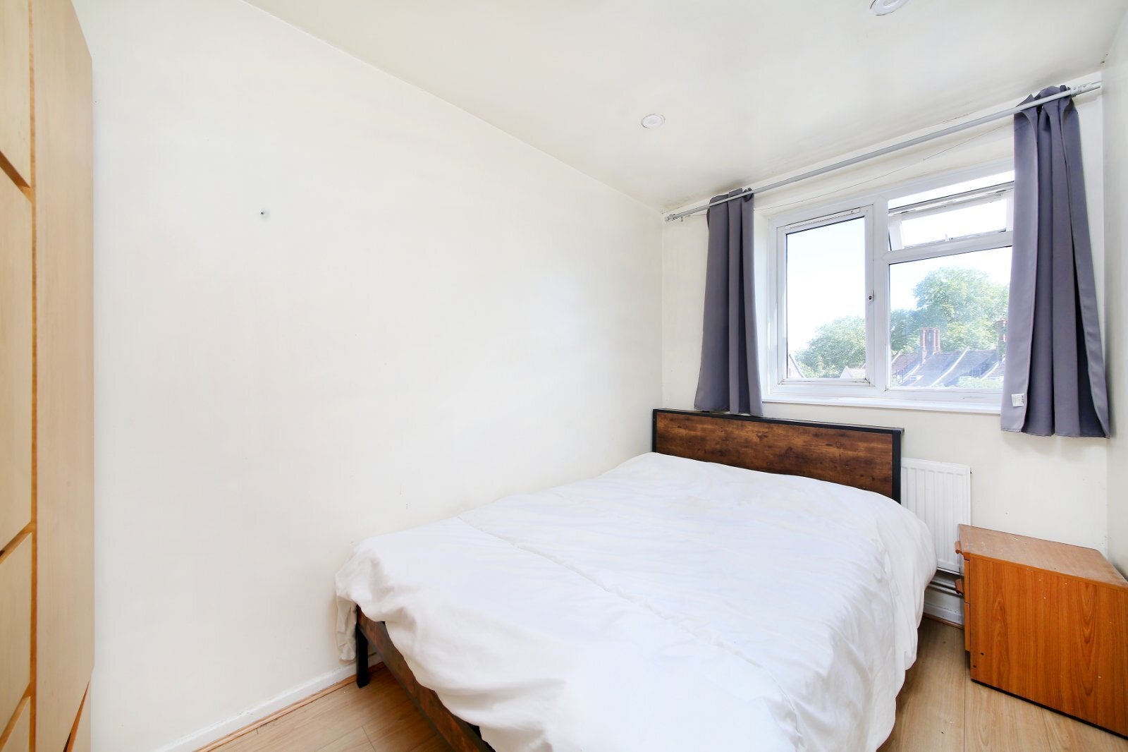 Flat Hazelhurst Road in Greater London