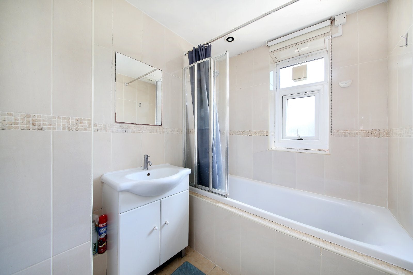 Flat Hazelhurst Road in Greater London