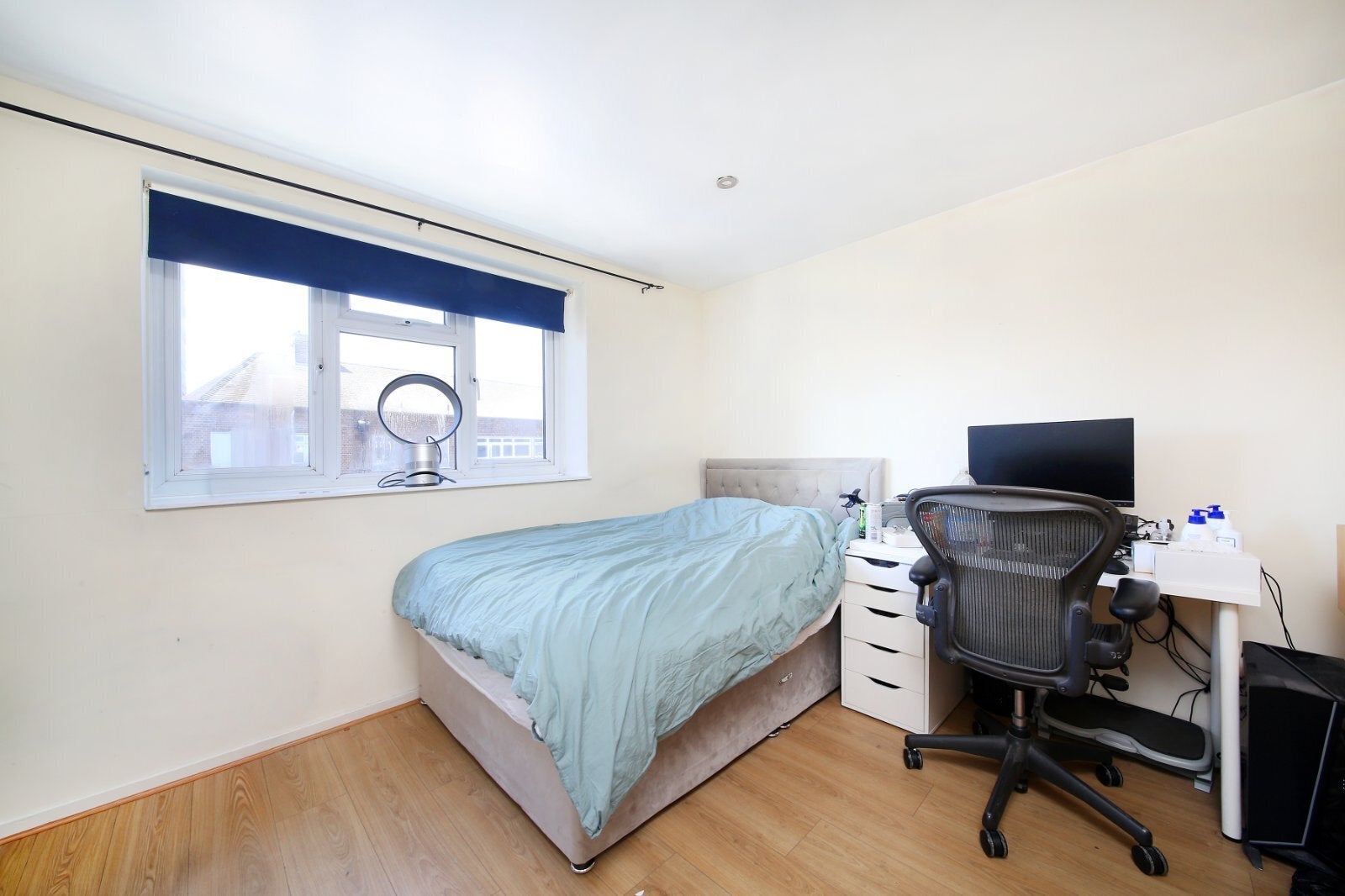 Flat Hazelhurst Road in Greater London