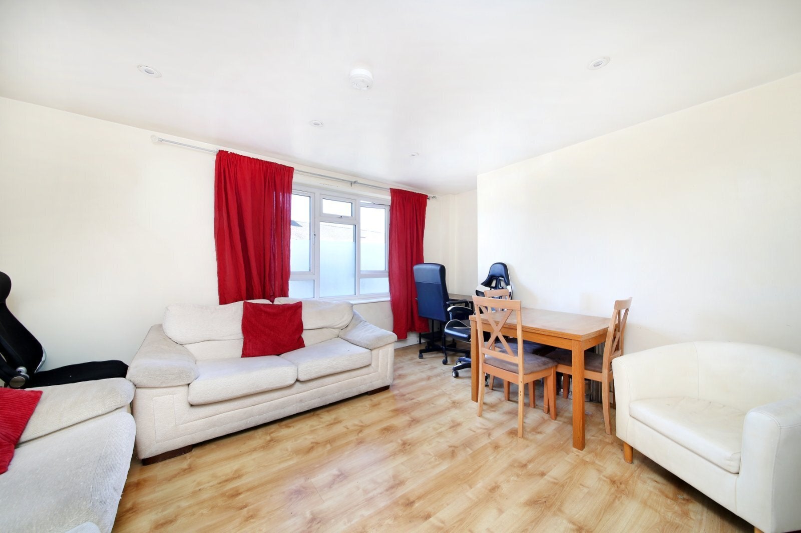 Flat Hazelhurst Road in Greater London