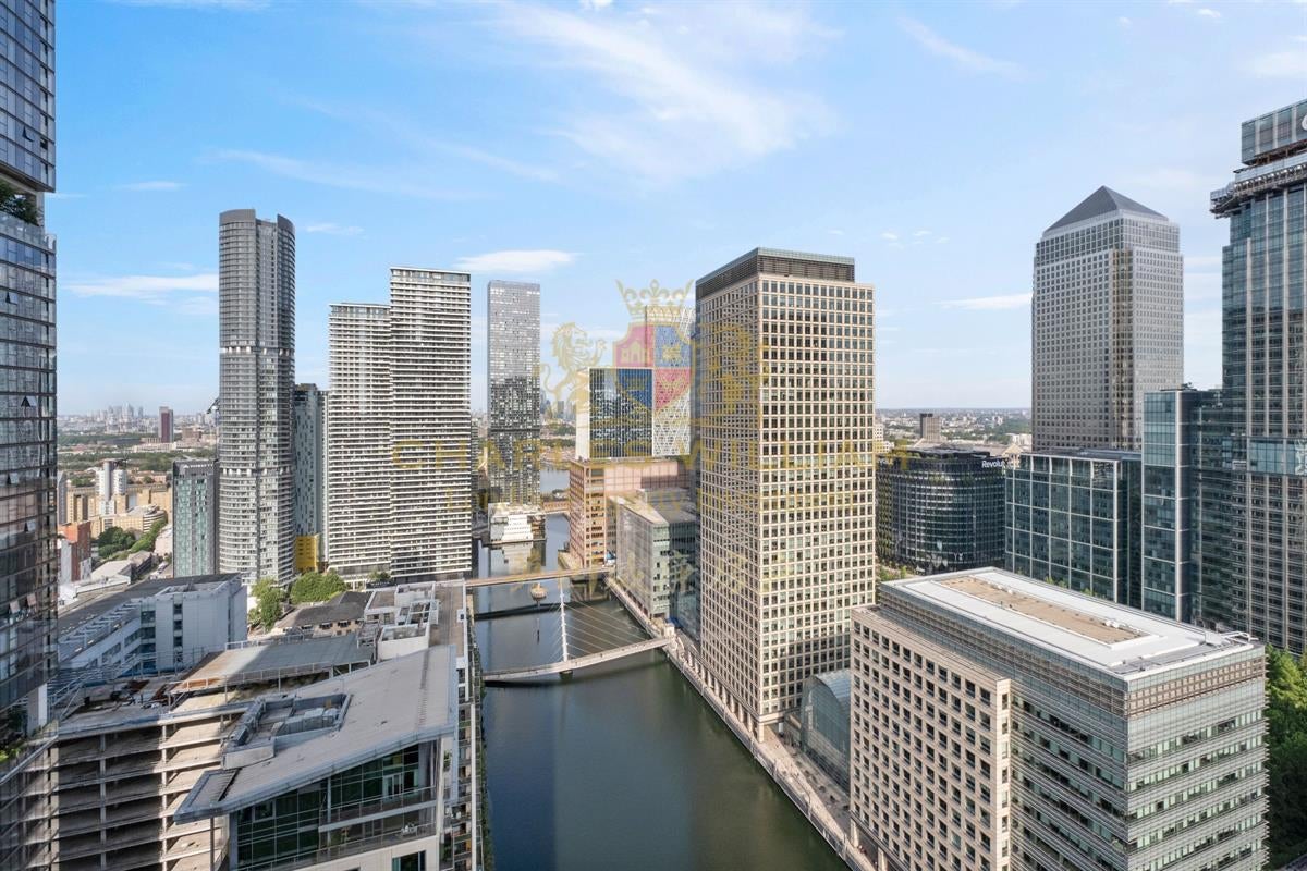 Flat Pepper Street in Greater London