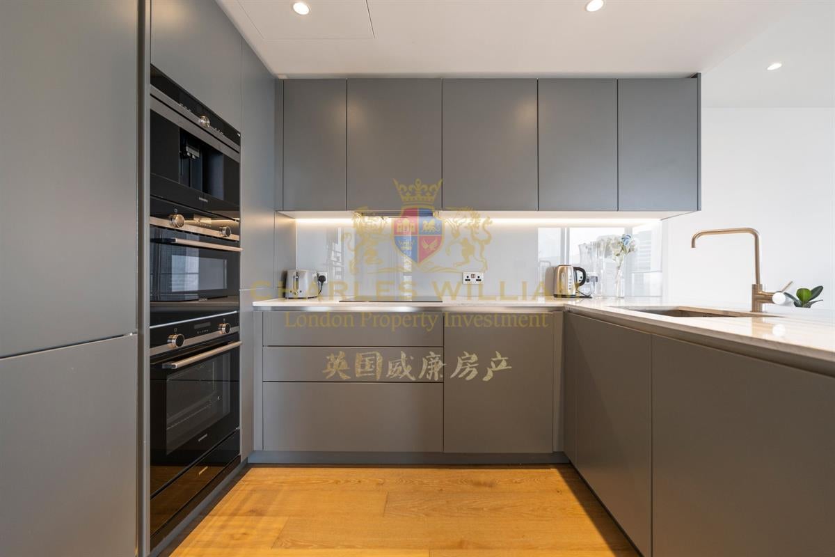 Flat Pepper Street in Greater London