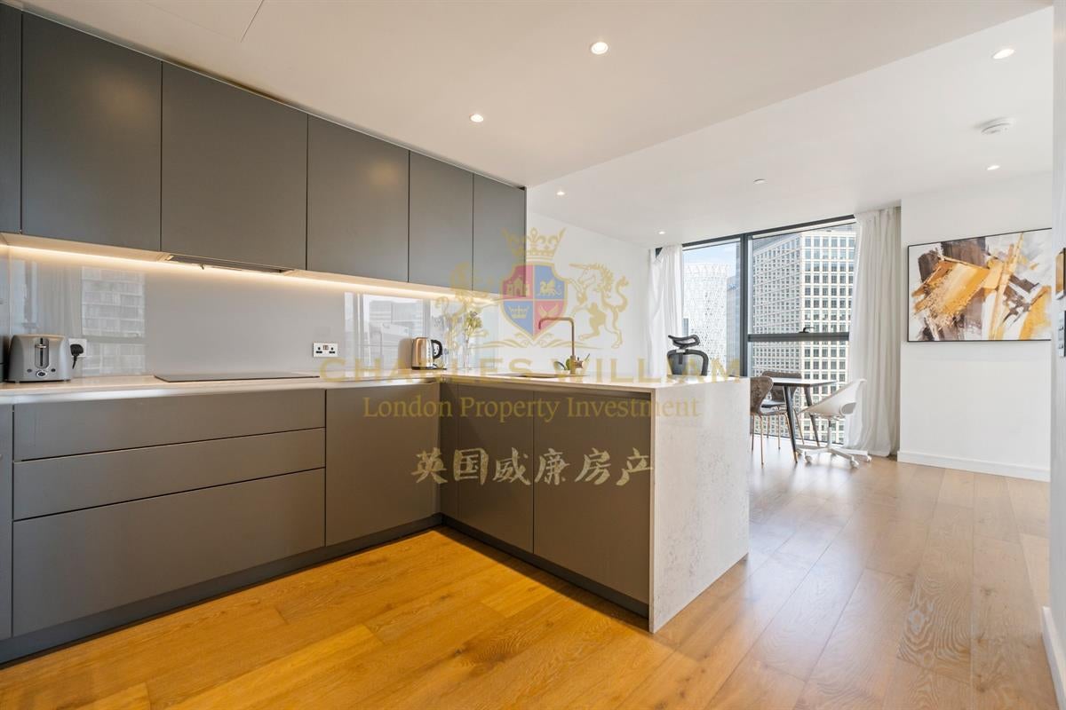 Flat Pepper Street in Greater London