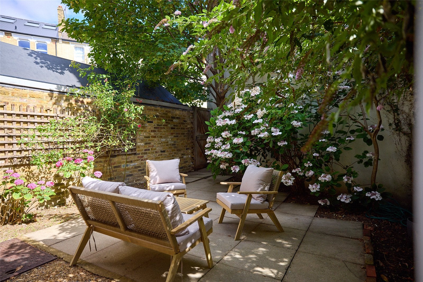 Flat Blythe Road in Greater London