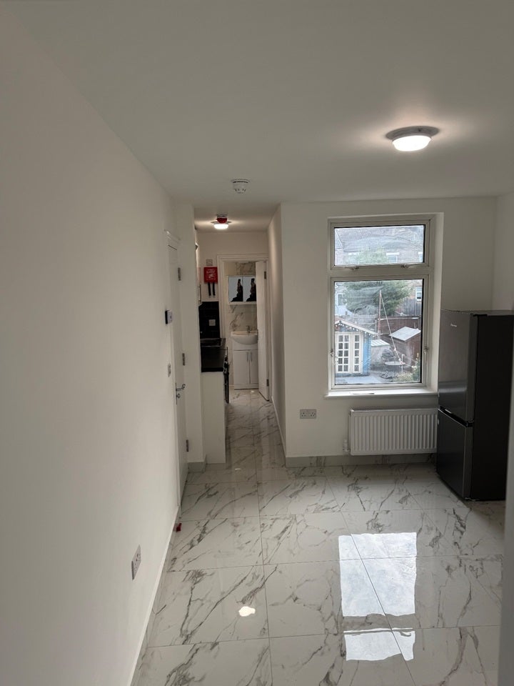 Flat Hengist Road in Greater London
