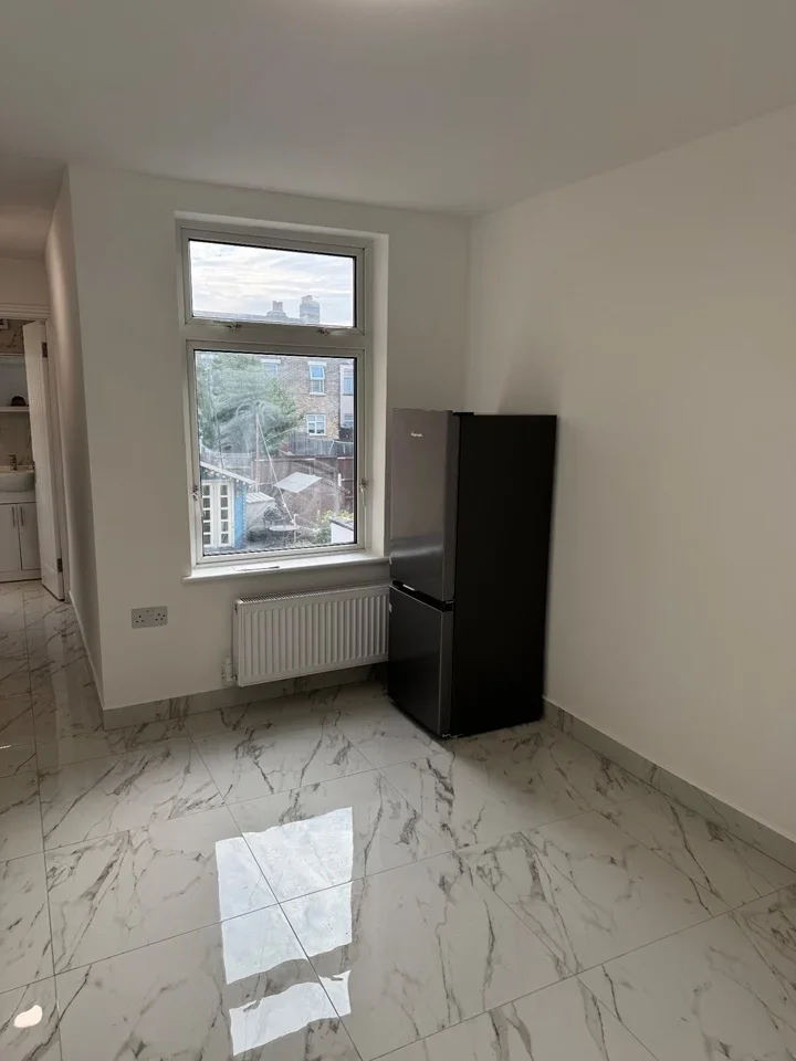 Flat Hengist Road in Greater London