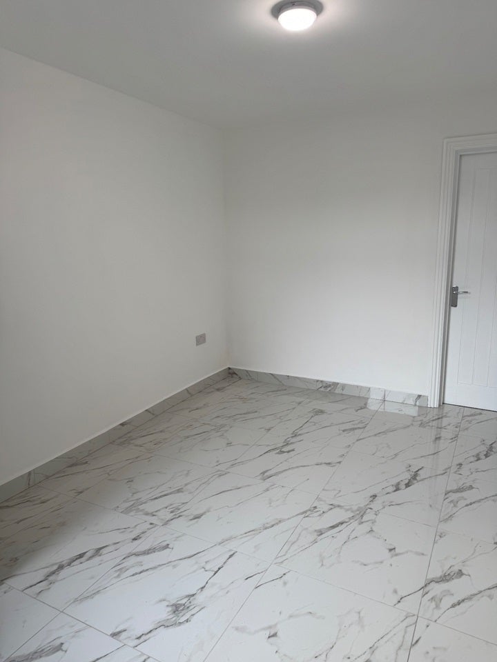 Flat Hengist Road in Greater London