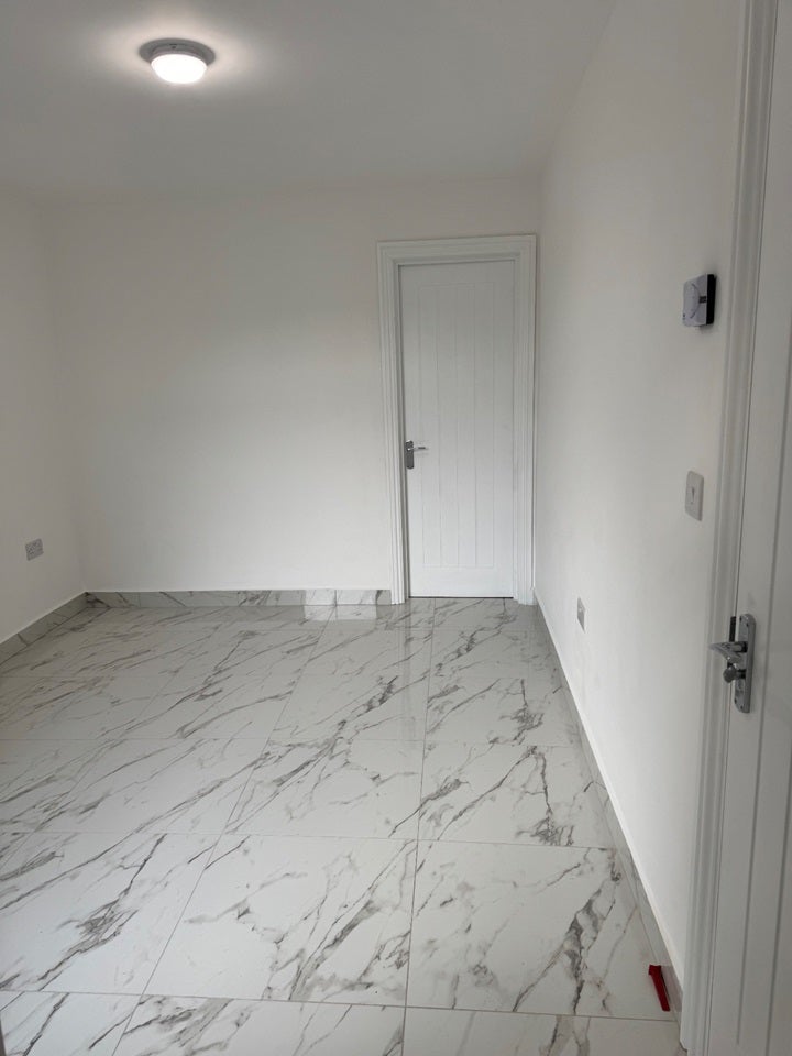 Flat Hengist Road in Greater London