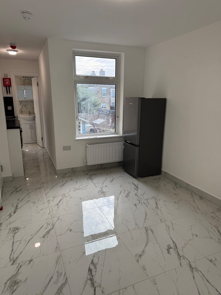 Flat Hengist Road in Greater London