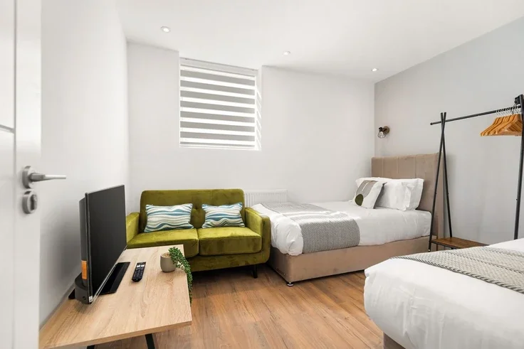 Flat Mackenzie Road in Greater London
