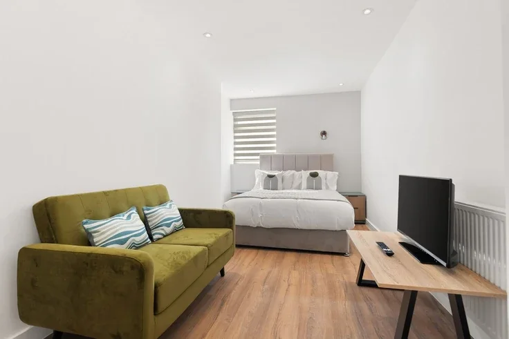 Flat Mackenzie Road in Greater London