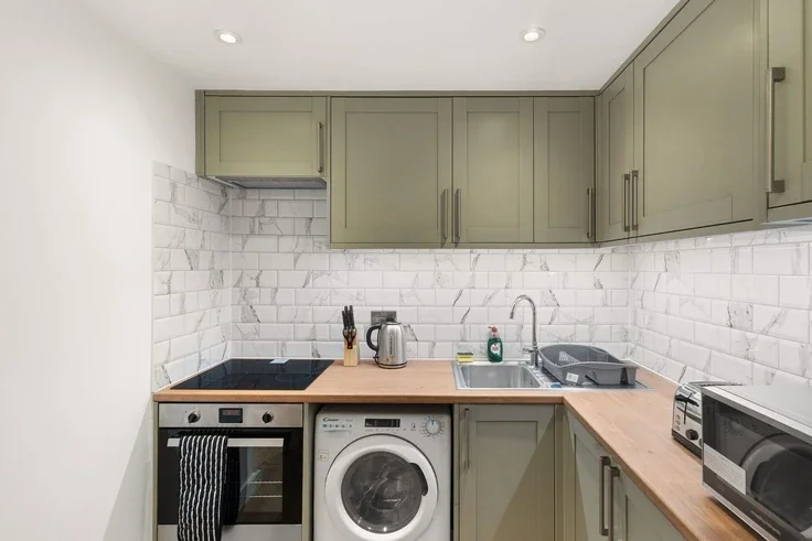Flat Mackenzie Road in Greater London