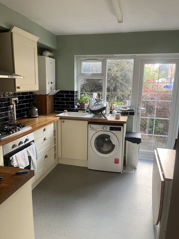 Room Cumberton Road in Greater London