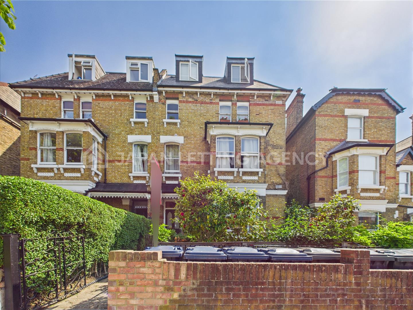 Flat Cumberland Park in Greater London