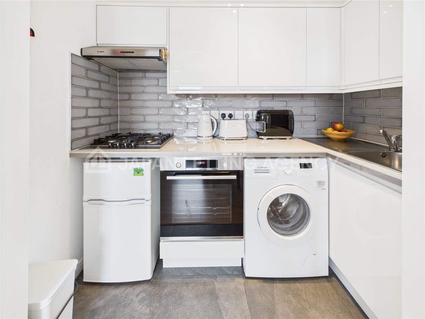 Flat Cumberland Park in Greater London