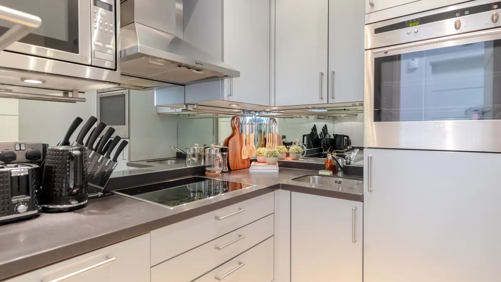 Flat Yeoman's Row in Greater London