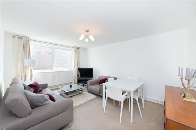 Flat Inglewood Road in Greater London