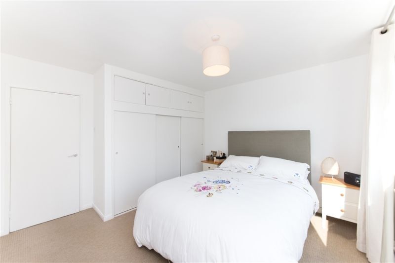 Flat Inglewood Road in Greater London