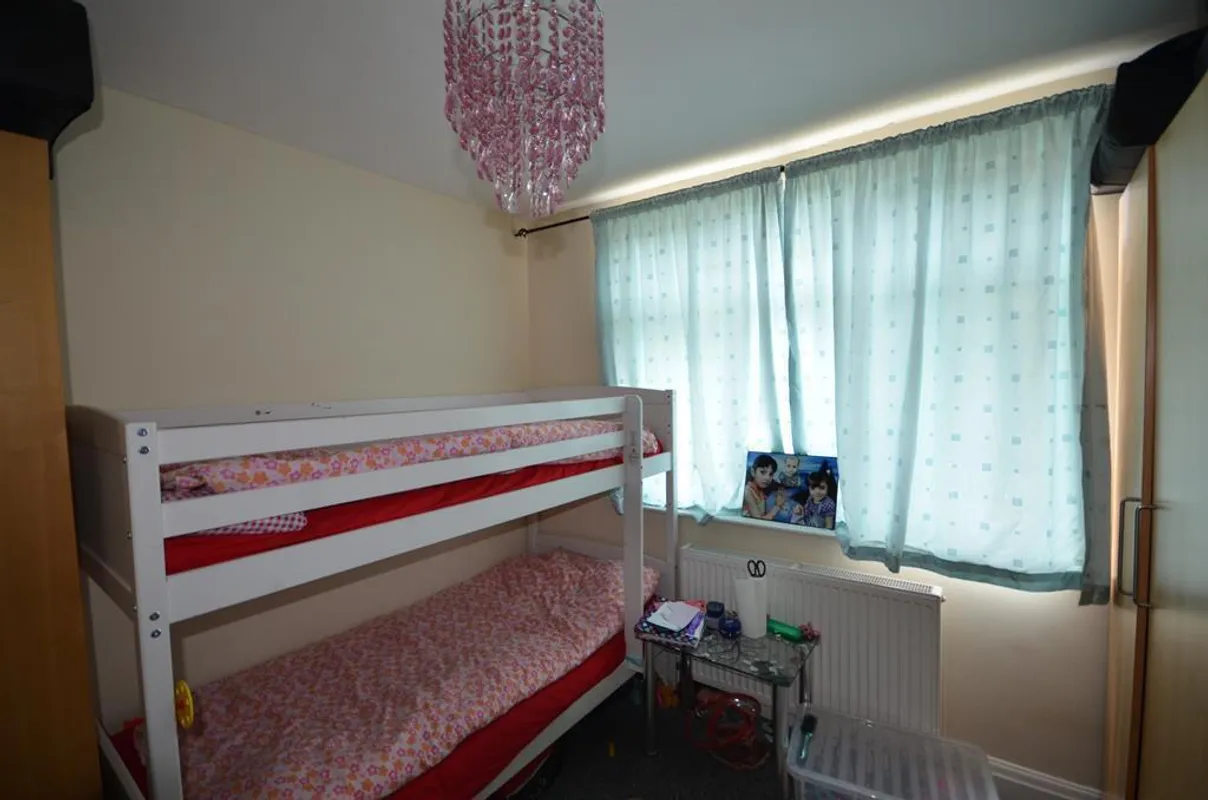 Flat Windermere Avenue in Greater London
