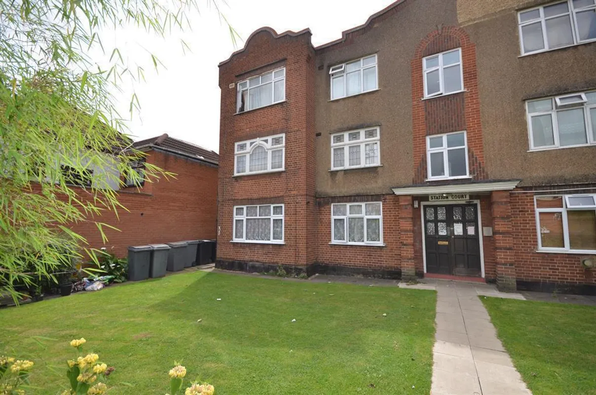 Flat Windermere Avenue in Greater London