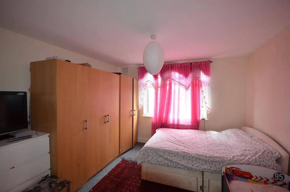 Flat Windermere Avenue in Greater London