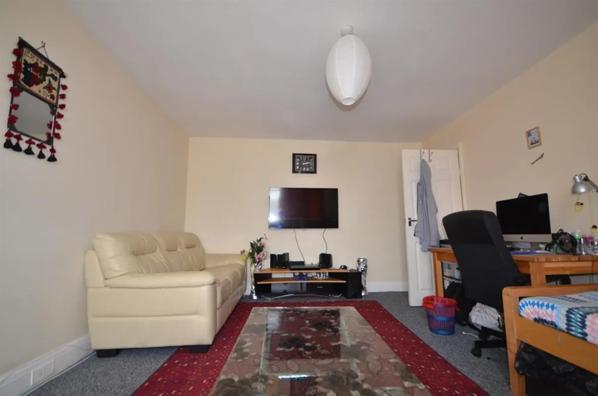 Flat Windermere Avenue in Greater London