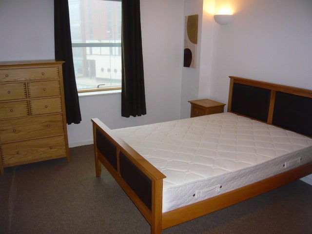 Flat Whitehall Road in Leeds