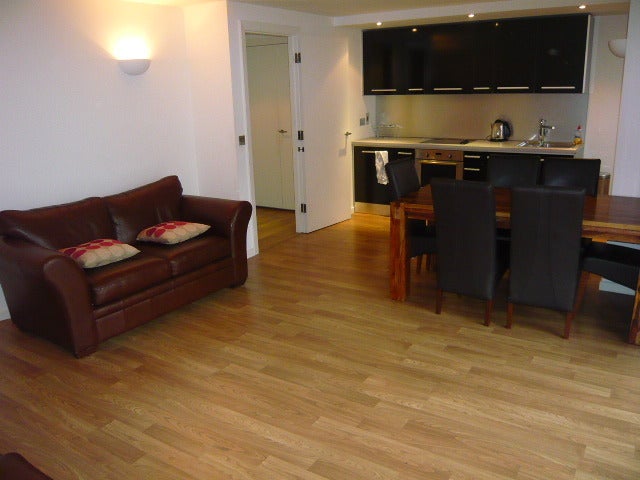 Flat Whitehall Road in Leeds