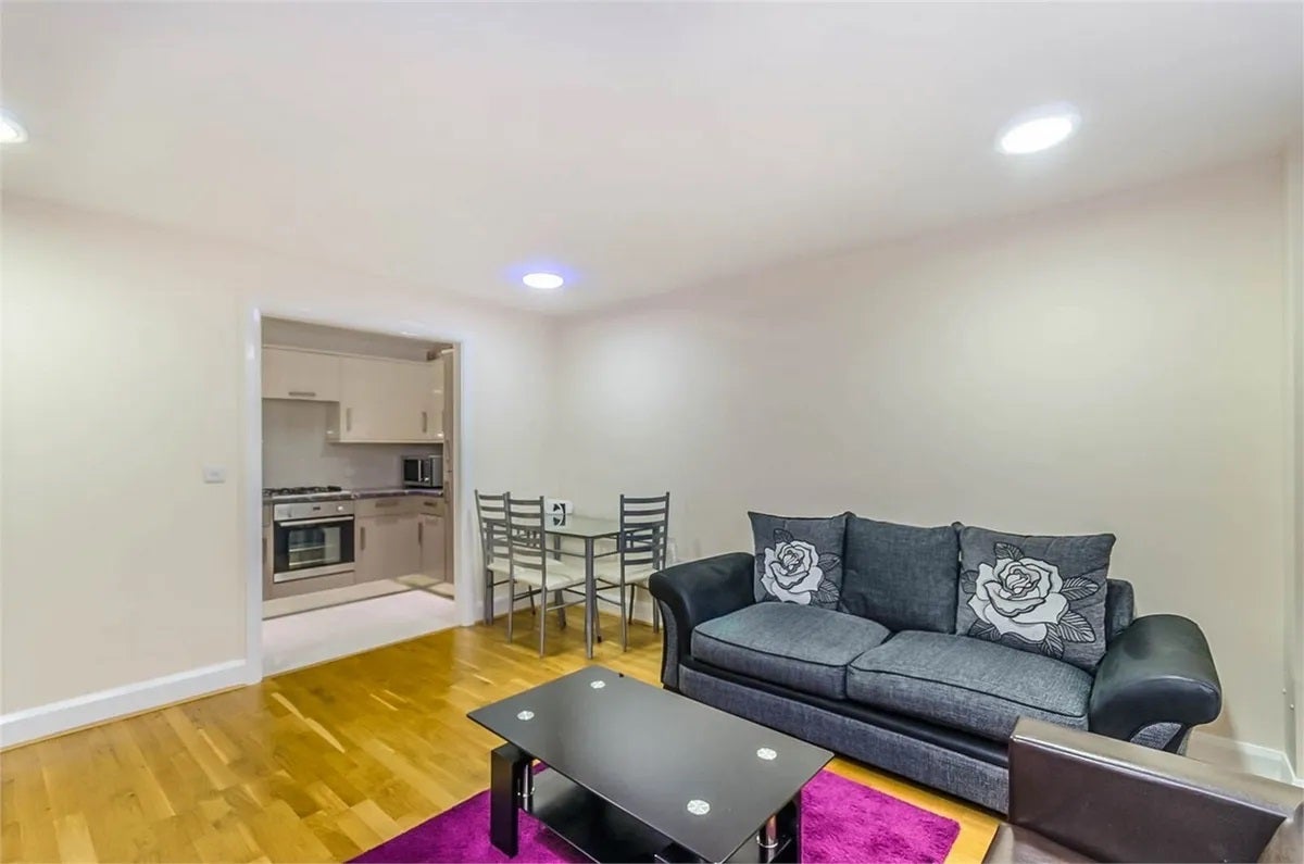 Flat Kenton Road in Greater London